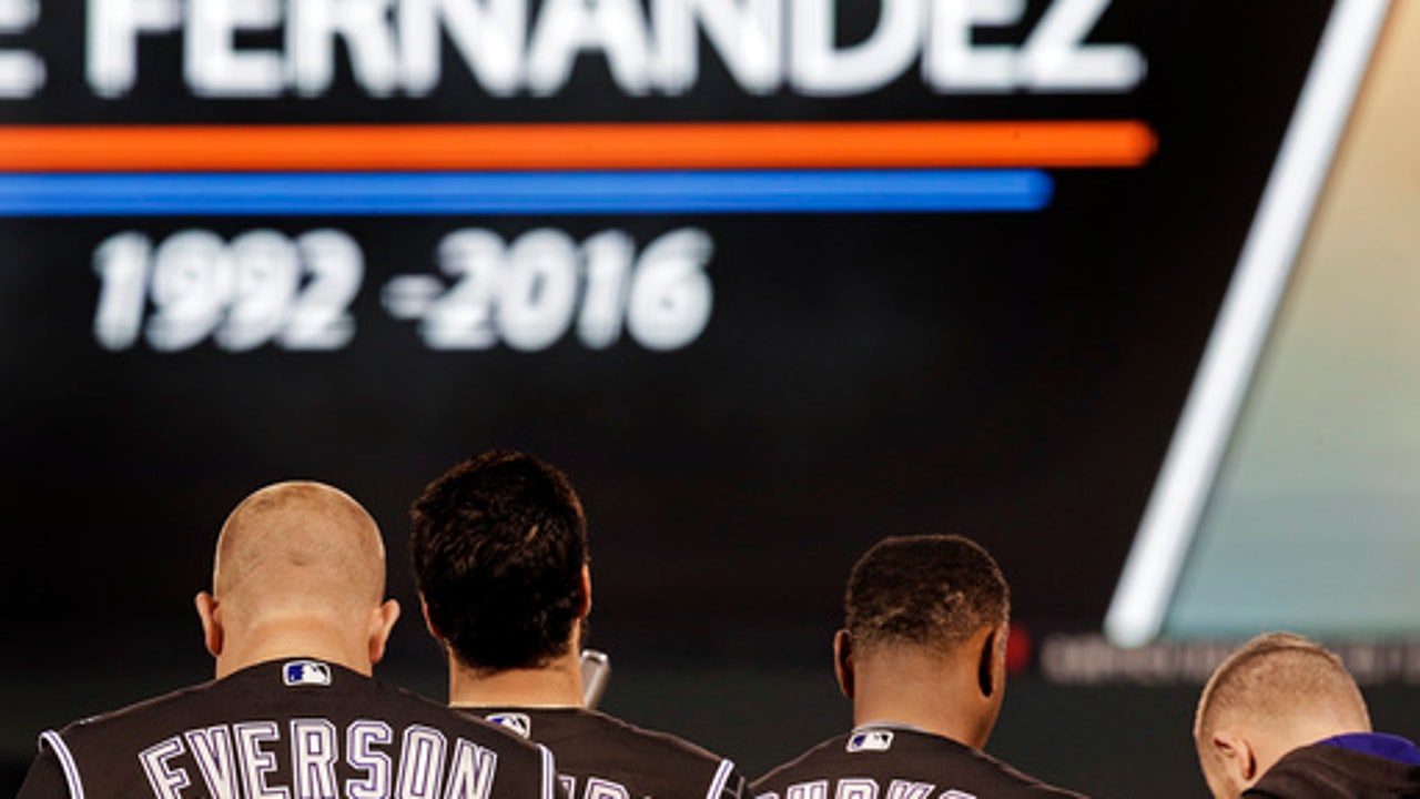 The Latest: Fans line up for Jose Fernandez public viewing